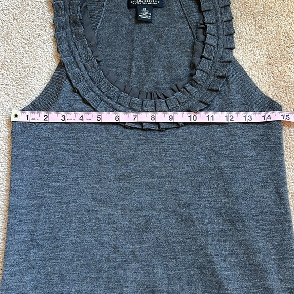 Banana Republic Extra Fine Merino Wool Grey Ruffled Tank  Size XS - Picture 4 of 7
